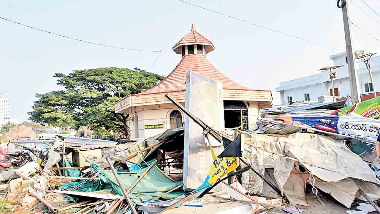 Warangal | ఆ షాప్‌ బీఆర్‌ఎస్‌ లీడర్‌దా అయితే కూల్చెయ్‌!.. ముందస్తు నోటీస్‌ ఇవ్వకుండానే బుల్డోజర్‌తో నేలమట్టం