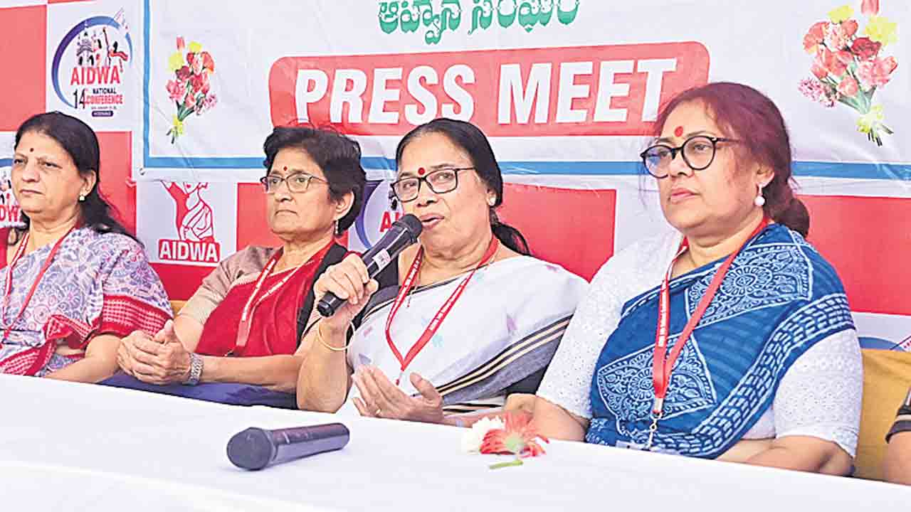 ఐద్వా అధ్యక్ష, ప్రధాన కార్యదర్శులుగా పీకే శ్రీమతి, కననిక ఘోష్‌