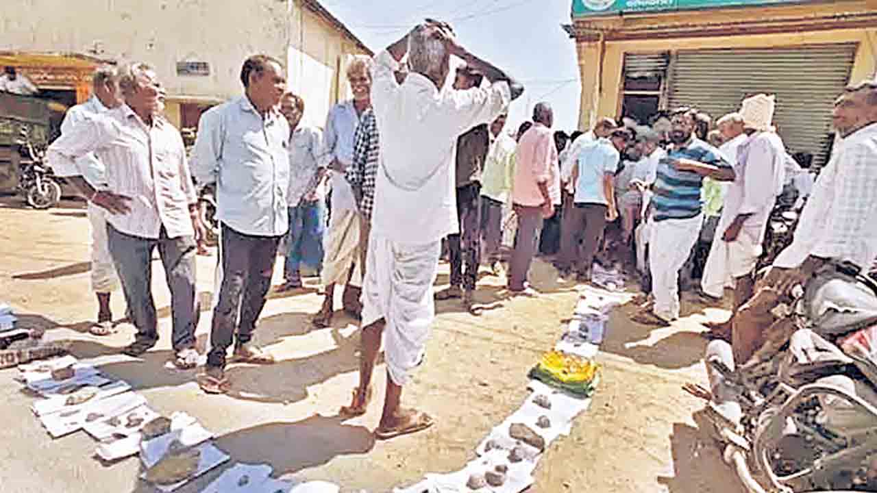 నిందలు.. చిందులు!