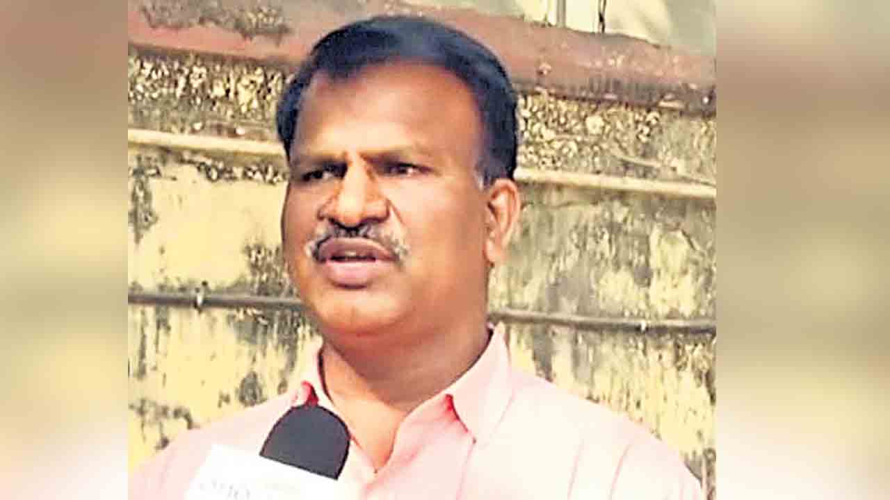 సెర్చ్‌ వారెంట్‌ లేకుండానే ఇండ్లలోకి చొరబడుతారా..?