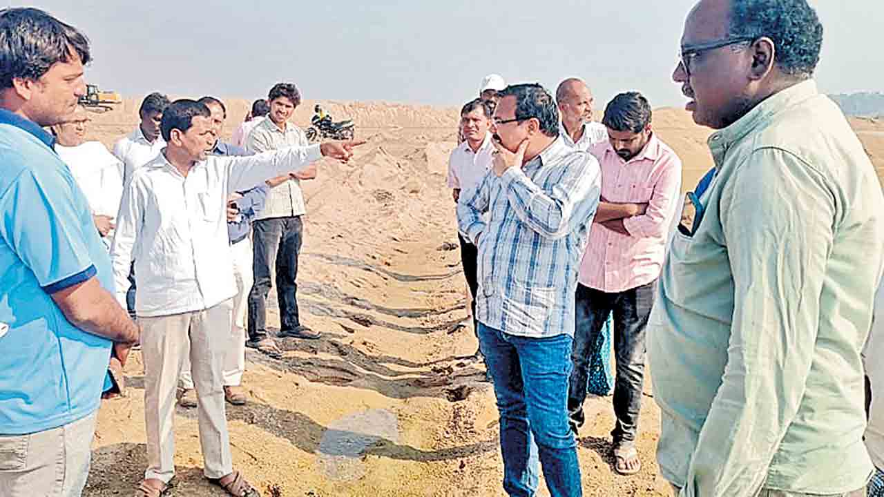 Sand Mafia | ఇసుక దందా ఆగలే.. చల్లూరులో వేసిన అడ్డుకట్టను తొలగించిన క్వారీ నిర్వాహకులు