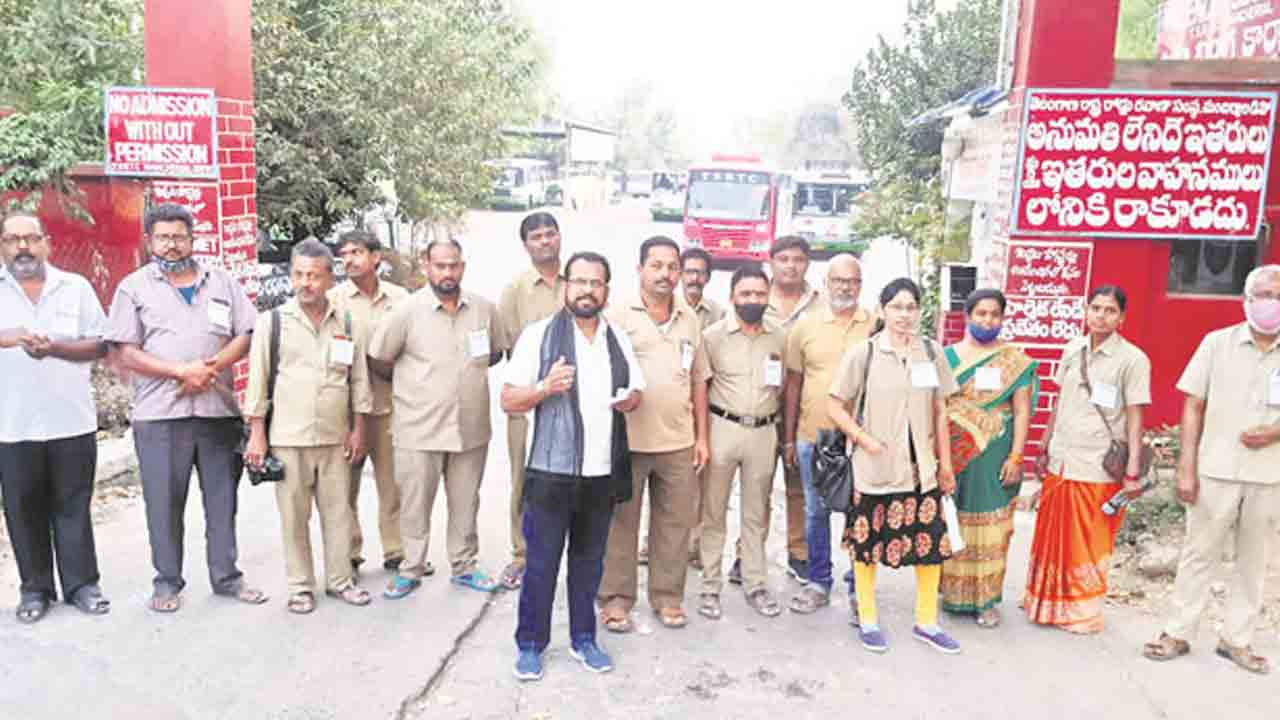 ఆర్టీసీ కార్మికుల సమస్యలు పరిష్కరించండి