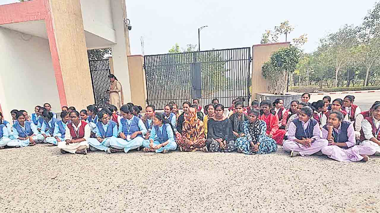 మానుకోటలో నర్సింగ్‌ విద్యార్థినుల మౌనదీక్ష