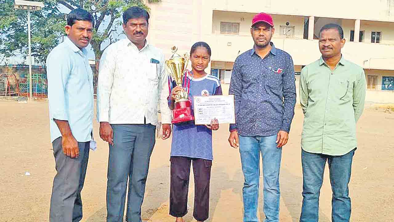 జాతీయ పోటీలకు విద్యార్థినుల ఎంపిక