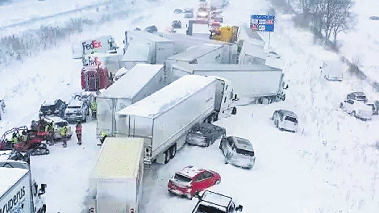 అమెరికాలో వందకుపైగా వాహనాలు ఢీ!