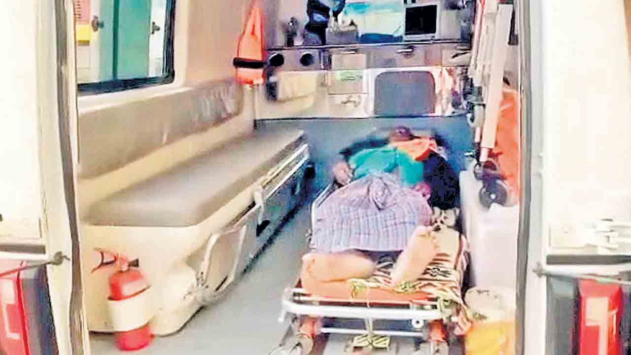 అంబులెన్స్‌లోనే అరగంట నరకయాతన.. ప్రమాదంలో కాలువిరిగిన వృద్ధుడు
