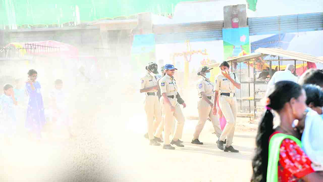 మేడారంపై కాలుష్యం పడగ విప్పుతోంది..!