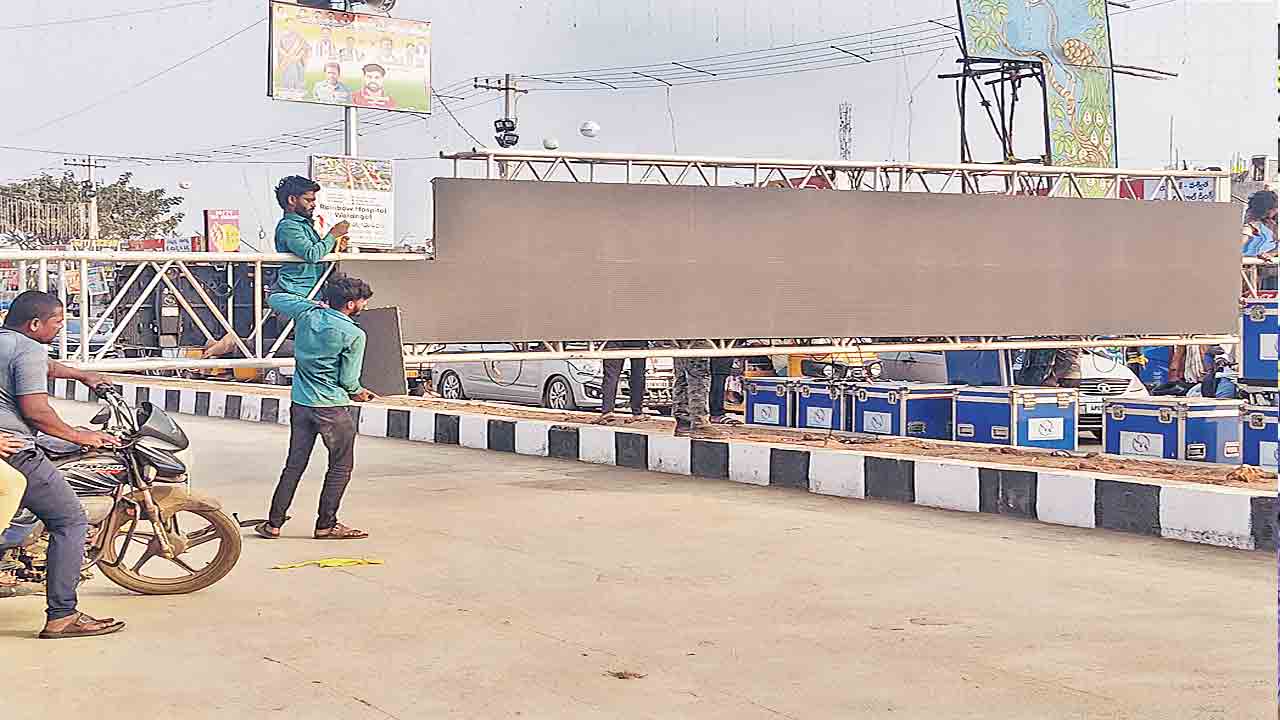 ఎల్‌ఈడీ స్క్రీన్‌ ఆర్చ్‌ కూలి భక్తుడికి గాయాలు