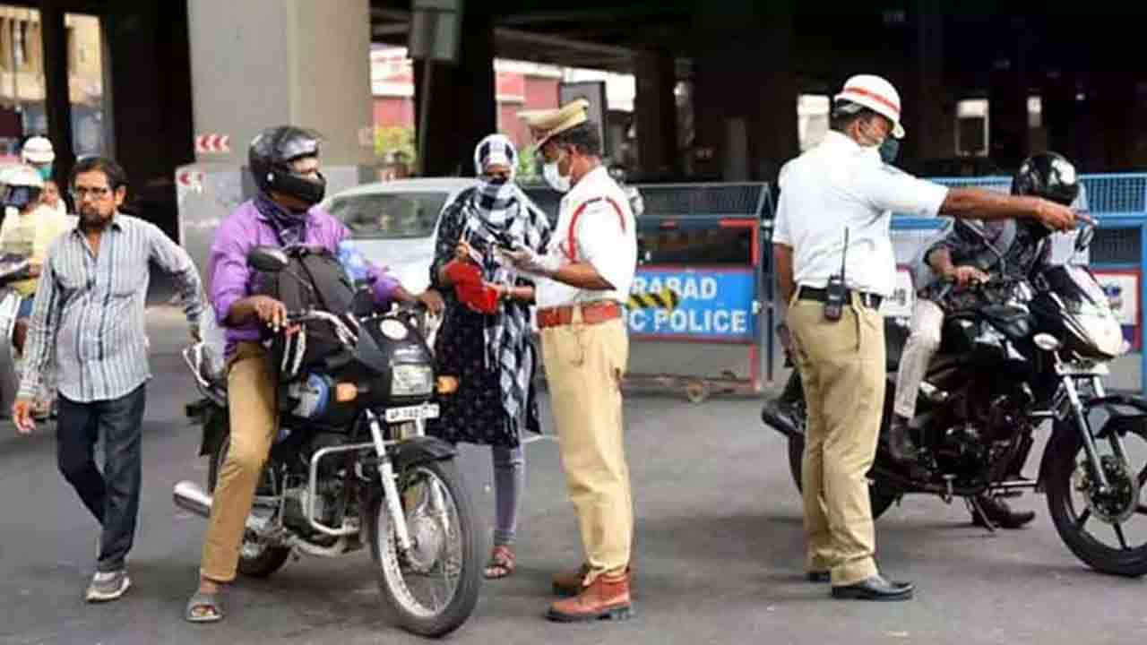 ట్రాఫిక్‌ చలాన్లపై సీఎం రెండు నాల్కల ధోరణి