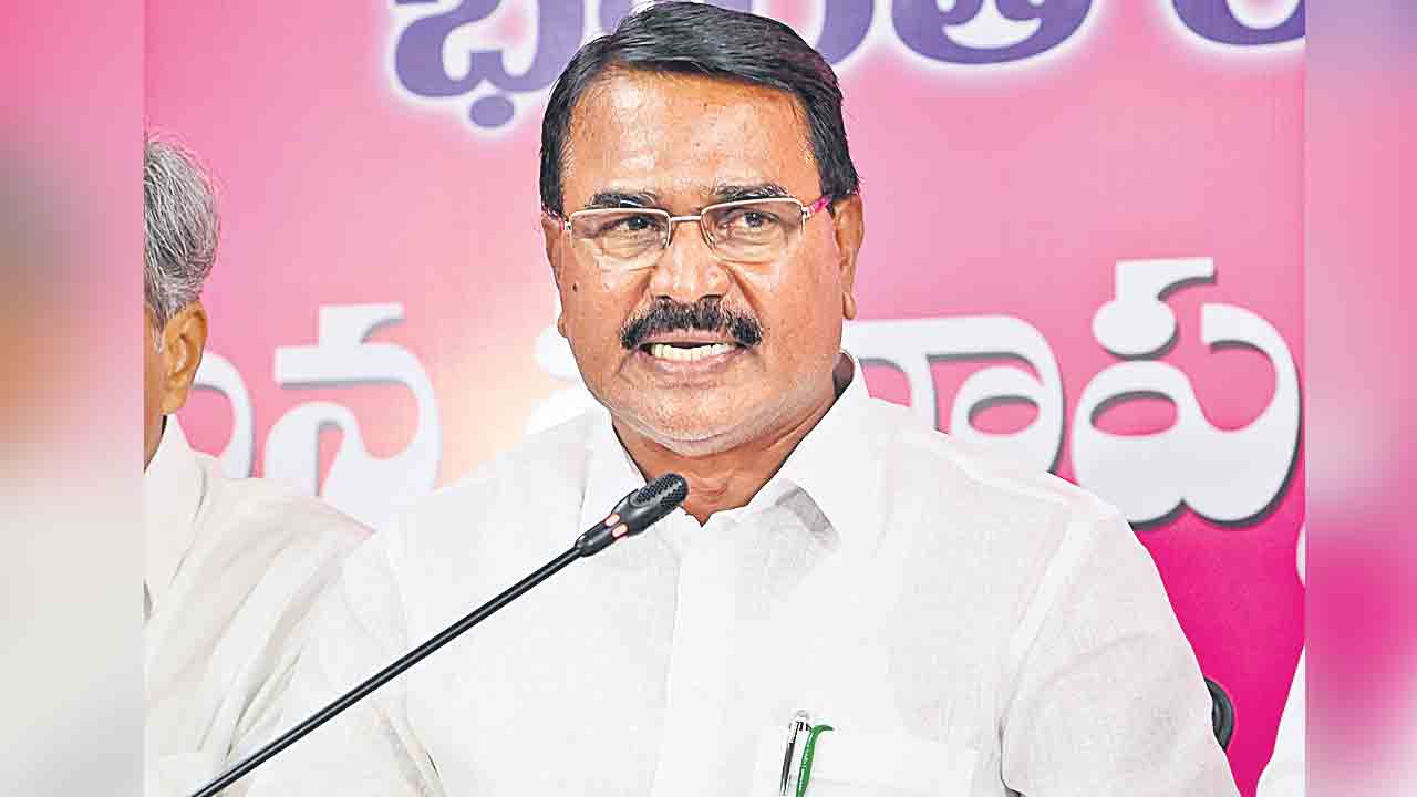 హరీశ్‌కు నోటీసులు హాస్యాస్పదం: నిరంజన్‌రెడ్డి