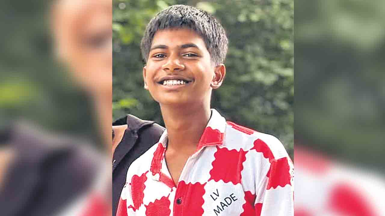 కారు ఢీకొని బాలుడు మృతి