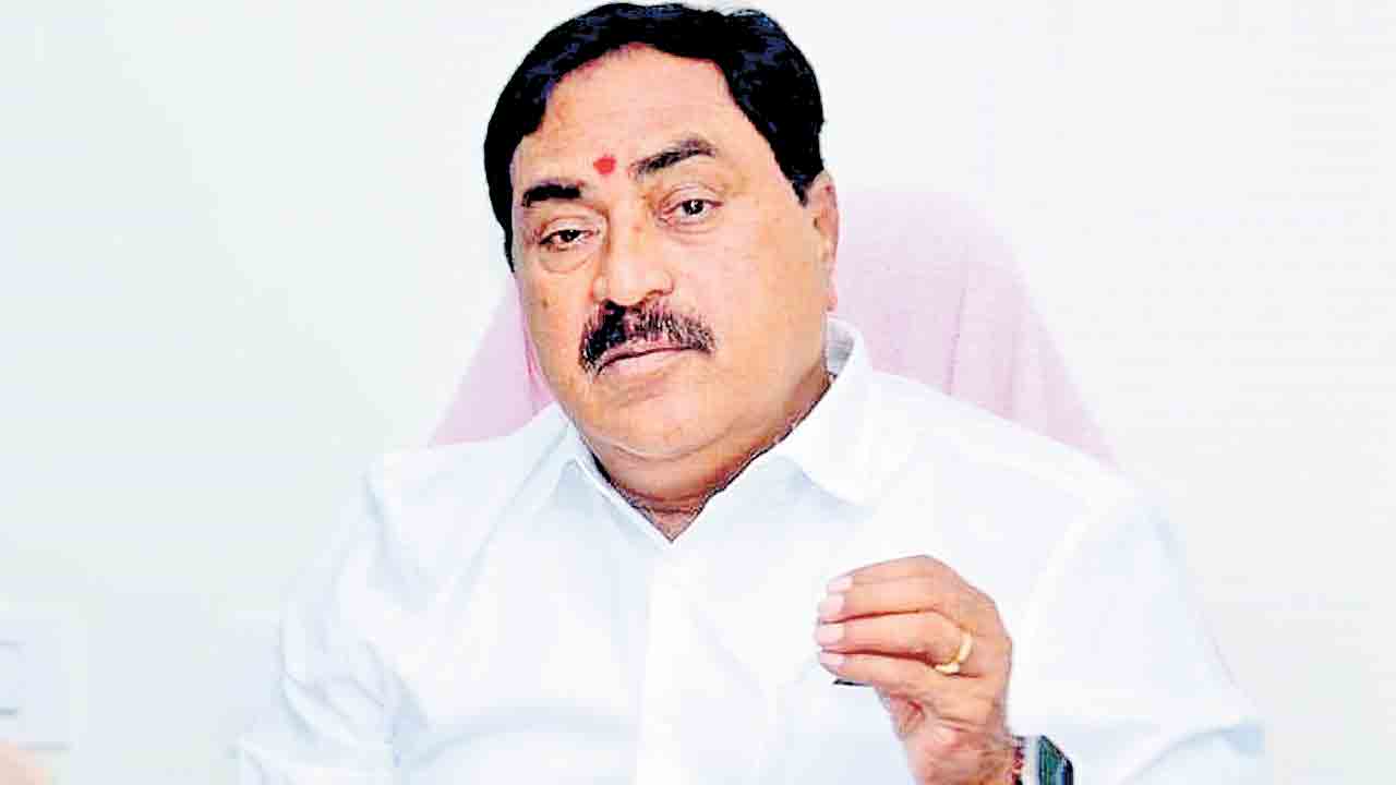 పాలన గాలికొదిలి ప్రతిపక్ష నేతలకు నోటీసులా?