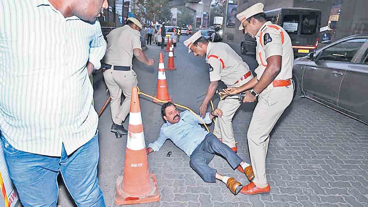 పోలీసుల ఓవరాక్షన్‌