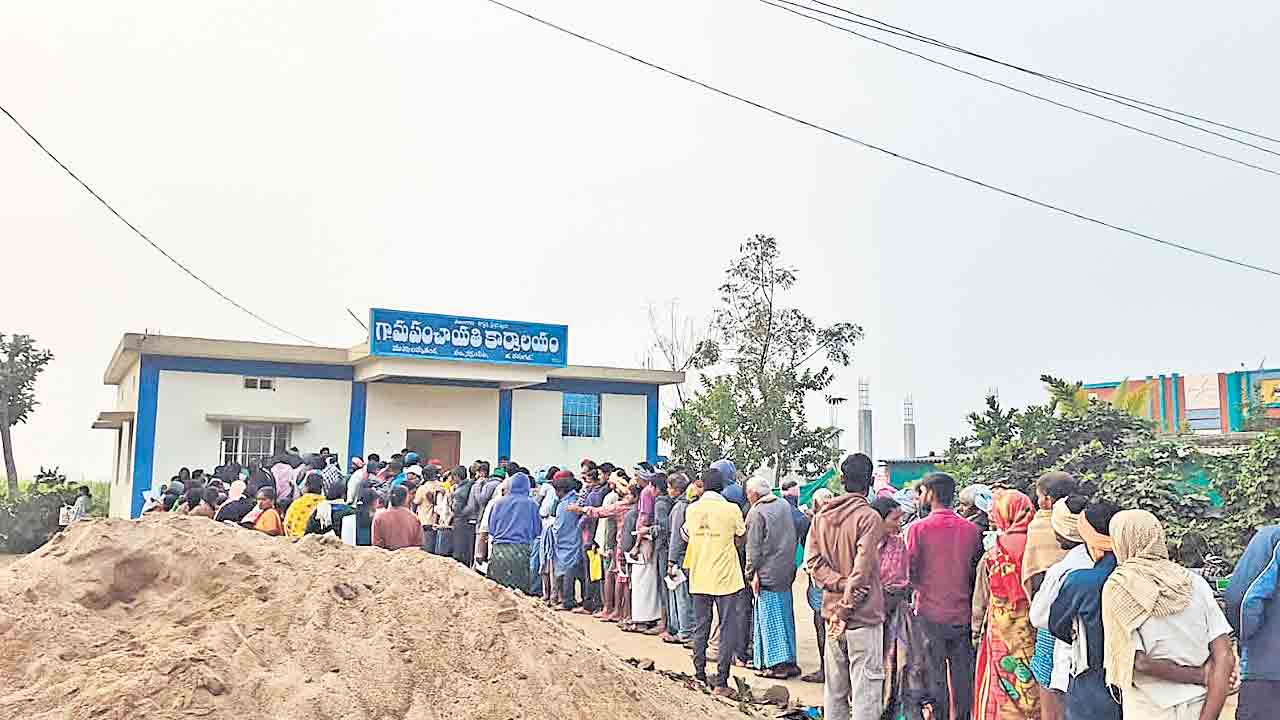 Urea Shortage | యాప్ పోయి.. కార్డు వచ్చె.. యూరియా కొరతను దాచేందుకు సర్కార్‌ కొత్త డ్రామా