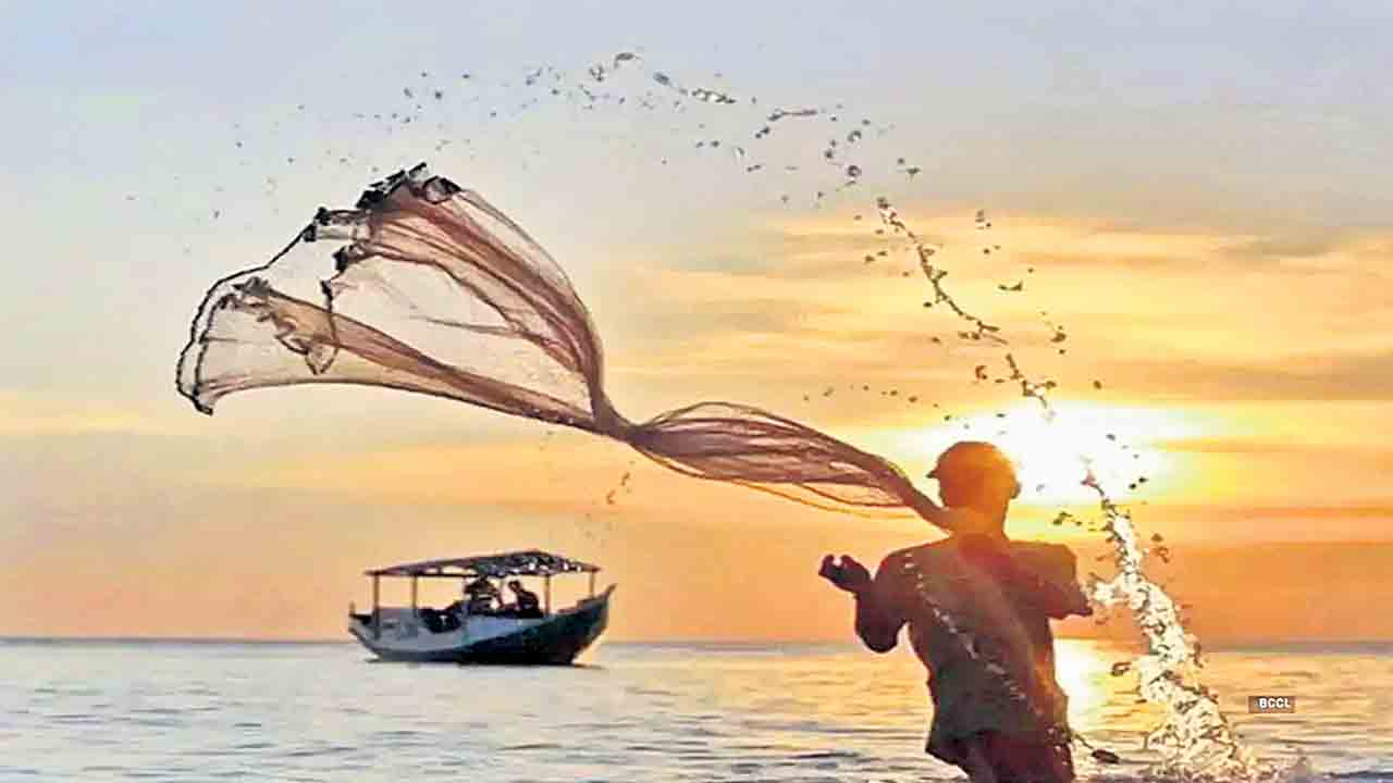 చెరువులు నింపిందీ లేదు,చేపలు పెంచిందీ లేదు