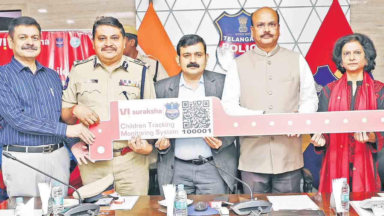 మేడారంలో జాతరలో చిన్నారులకు ‘రిస్ట్‌ బ్యాండ్లు’