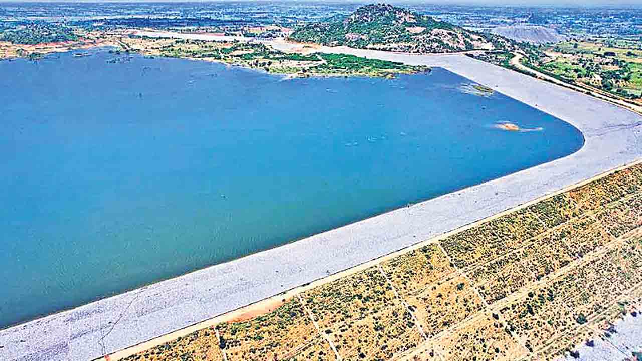 ఇంటి దీపమే ఇల్లు కాలబెడుతున్నది