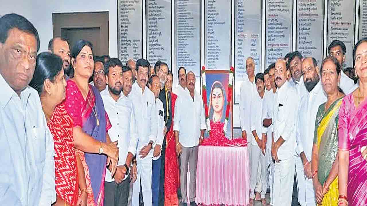 మహిళా విద్యాభివృద్ధికి సావిత్రీబాయి ఫూలే బాటలు