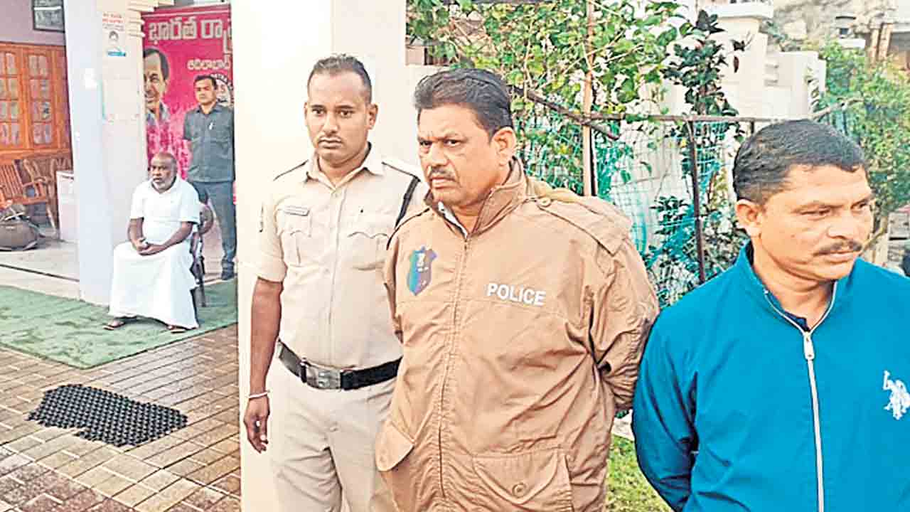 బీఆర్‌ఎస్‌ నాయకుల నిర్బంధం