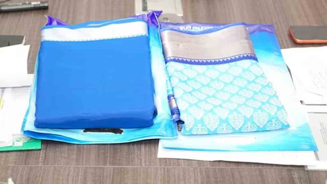 Indiramma Sarees | గుట్టుగా ఇందిరమ్మ చీరల పంపిణీ..ఓటర్లను ప్రసన్నం చేసుకునే పనిలో కాంగ్రెస్‌
