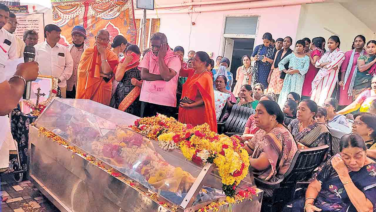 తల్లి అంత్యక్రియలకు పెరోల్‌పై గాదె ఇన్నయ్య