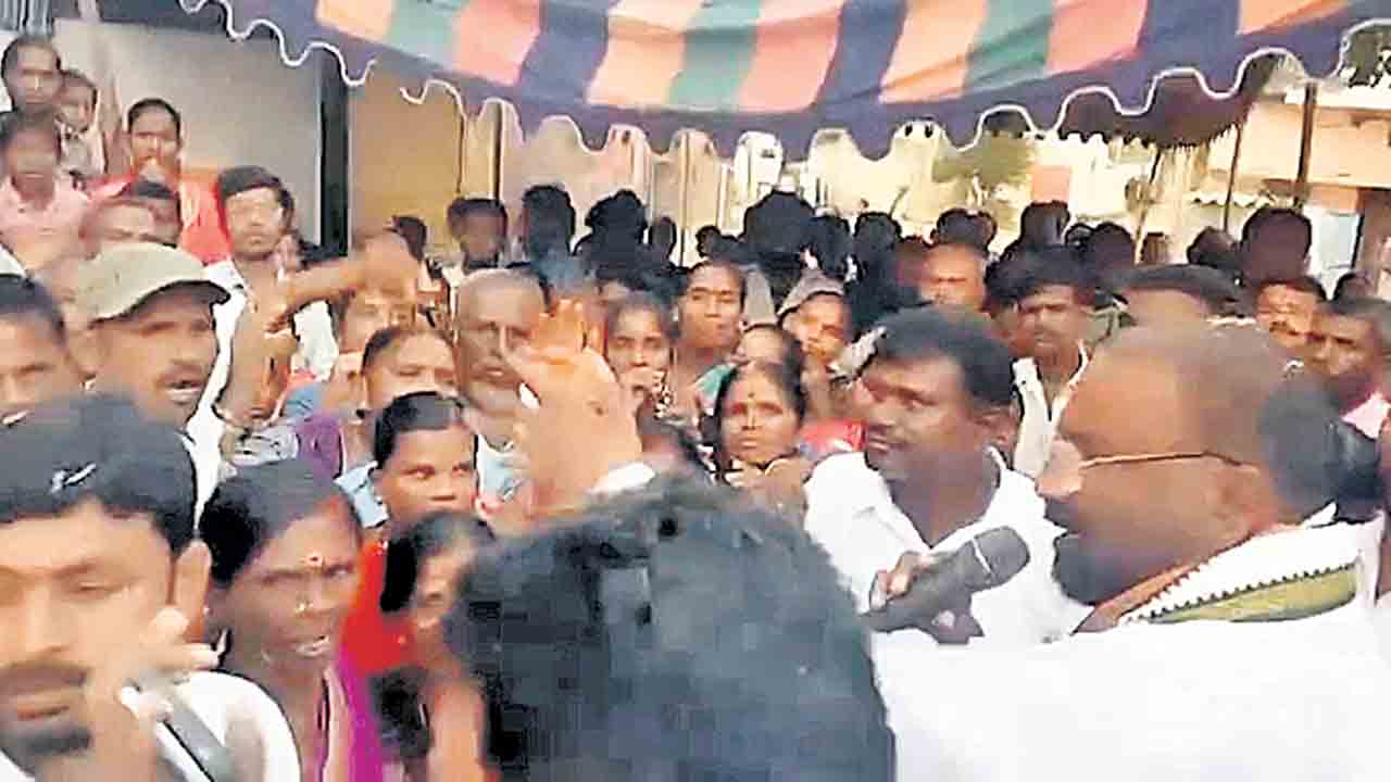 Vakiti Srihari | మంత్రి శ్రీహరికి నిరసన సెగ.. వనపర్తి జిల్లా ఆత్మకూరులో నిలదీసిన ప్రజలు