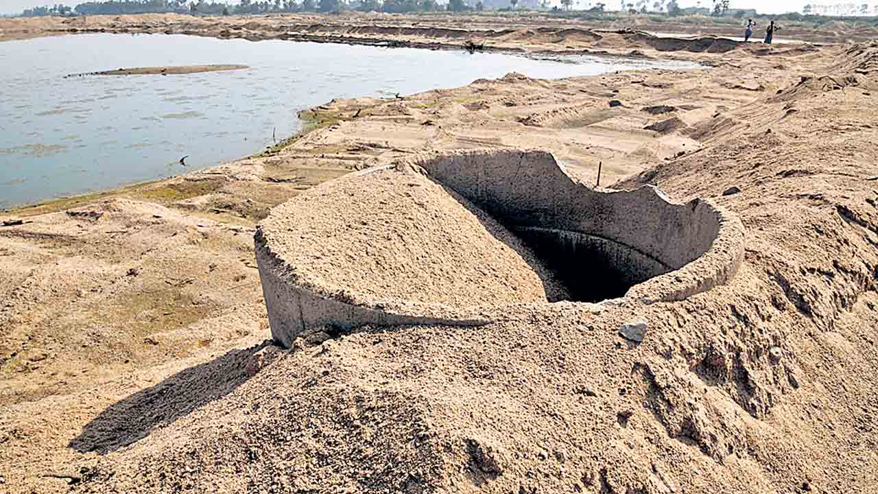 Sand Mafia | బావులు పూడ్చి.. బోర్లు కూల్చి.. మానేరులో ఇసుక దందా!