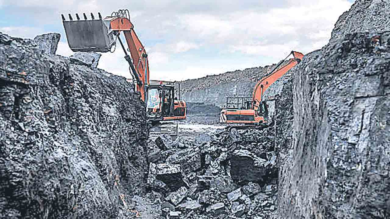 సింగరేణిలో భారీ కుంభకోణాలు