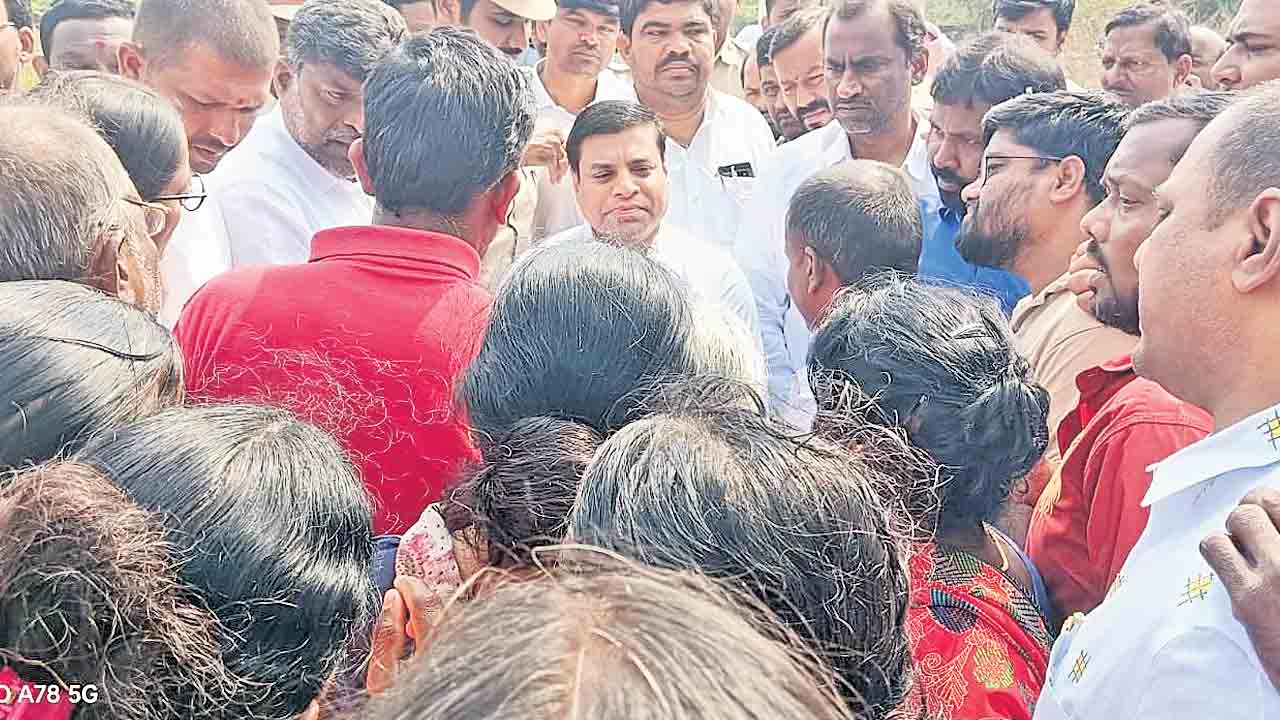 రేడియల్‌ రోడ్డు సర్వే పనుల అడ్డగింత