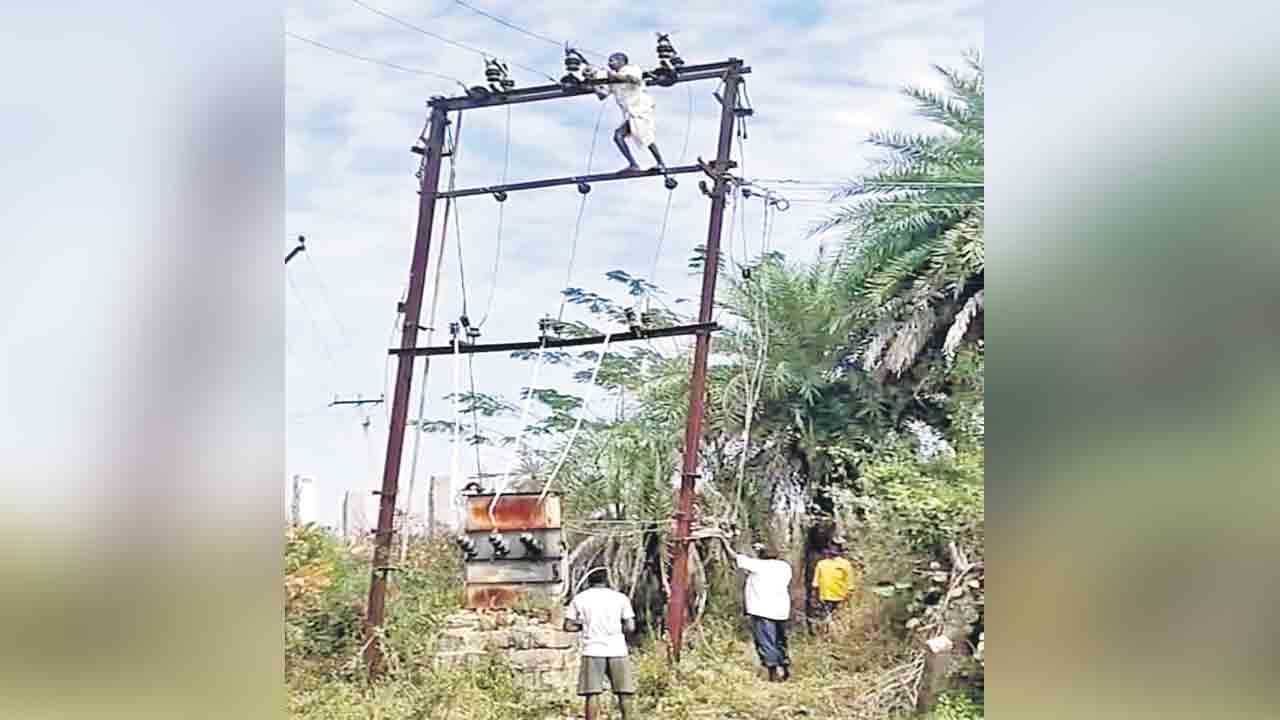 అధికారుల నిర్లక్ష్యం.. రైతన్నకు ప్రాణసంకటం