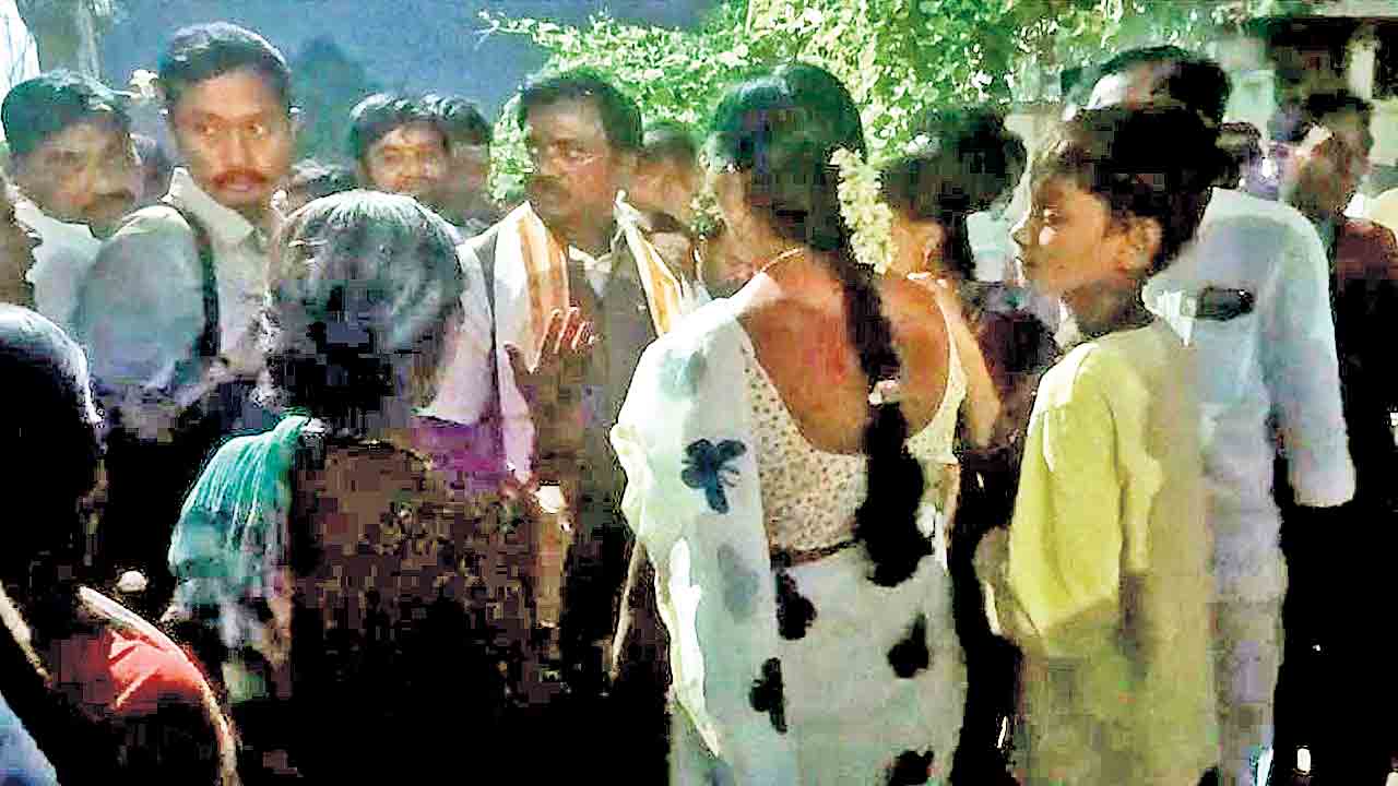 మంత్రి వివేక్‌ను నిలదీసిన ప్రజలు