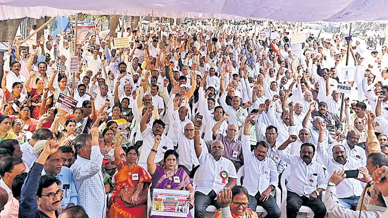 పెన్షనర్లకు ఏదీ దిక్కు?