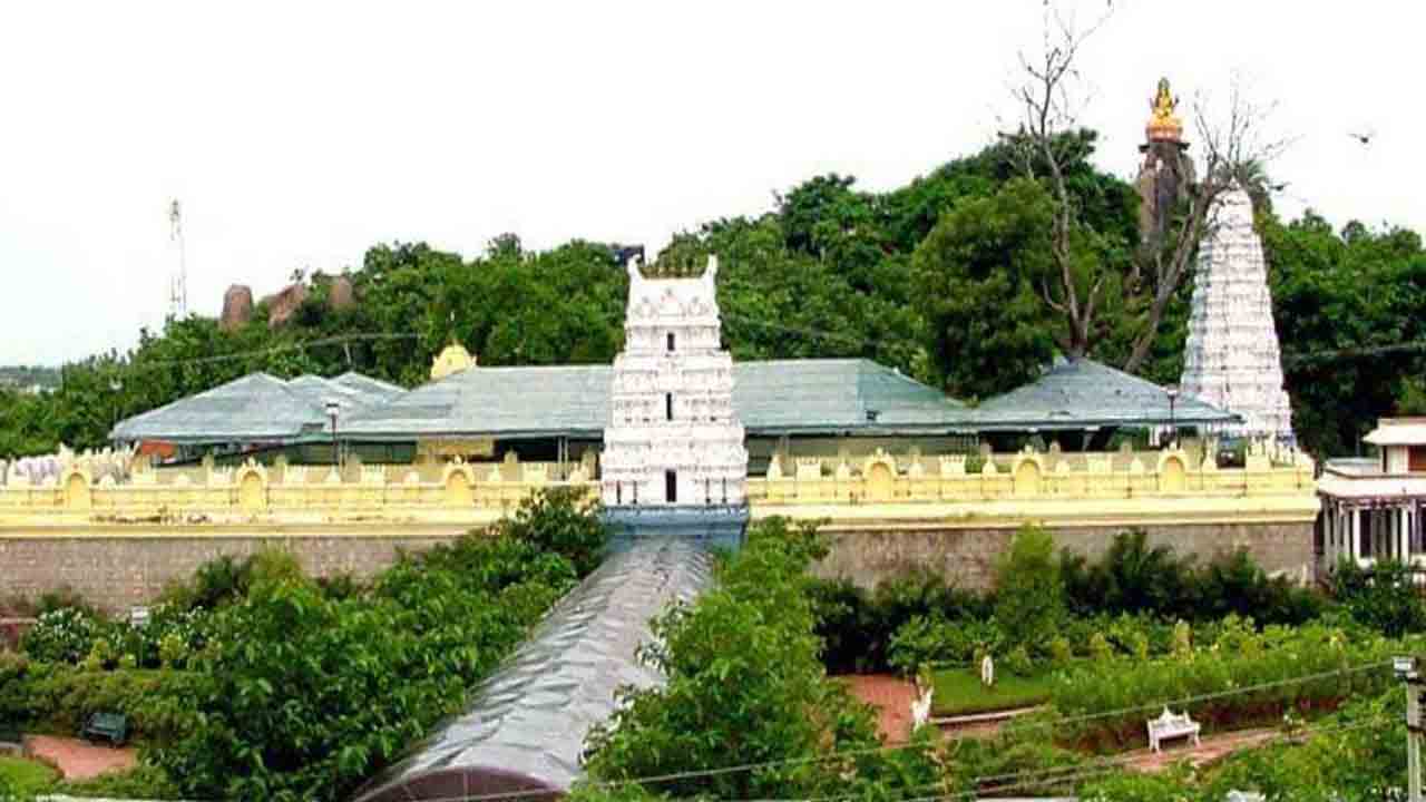 బాసరలో పూజారిపై దాడి..నిందితుడిపై కేసు