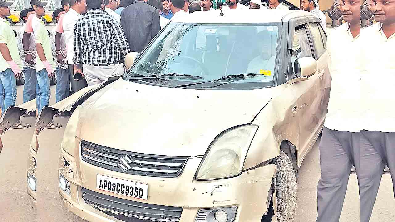 వేర్వేరు ఘటనల్లో కార్ల బీభత్సం