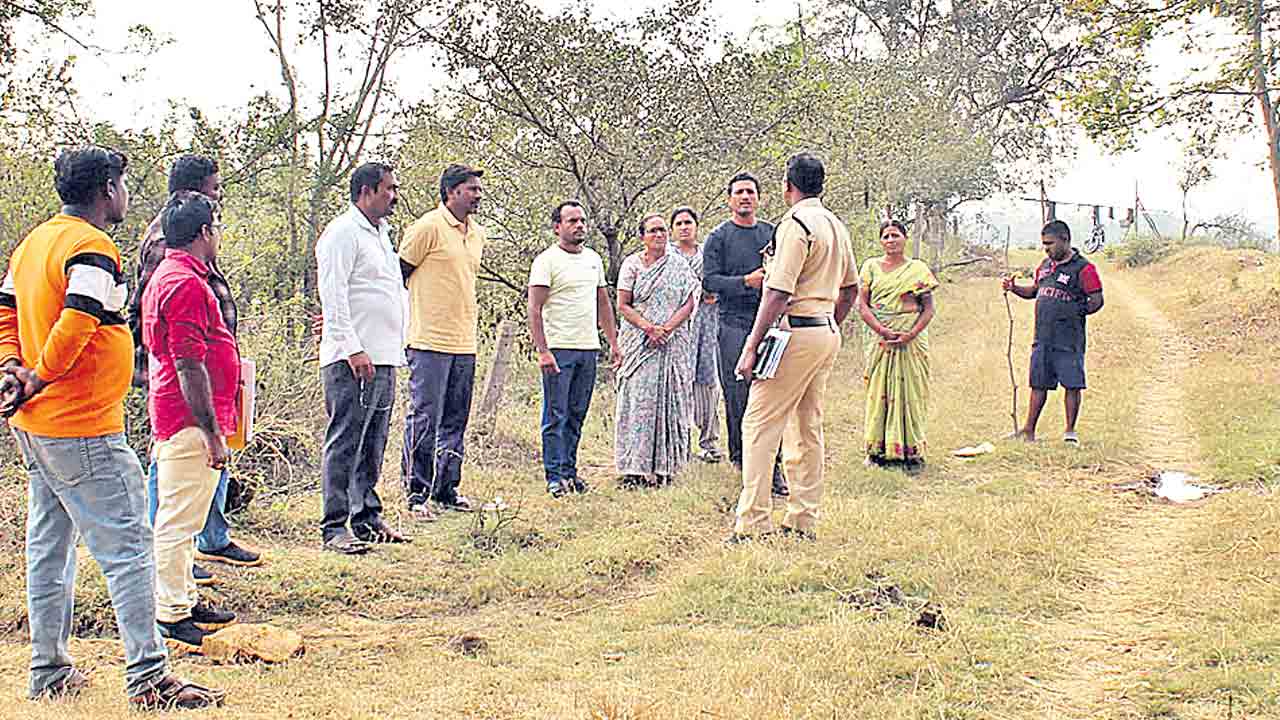 స్కూల్‌ నిర్మాణానికి భూములియ్యం