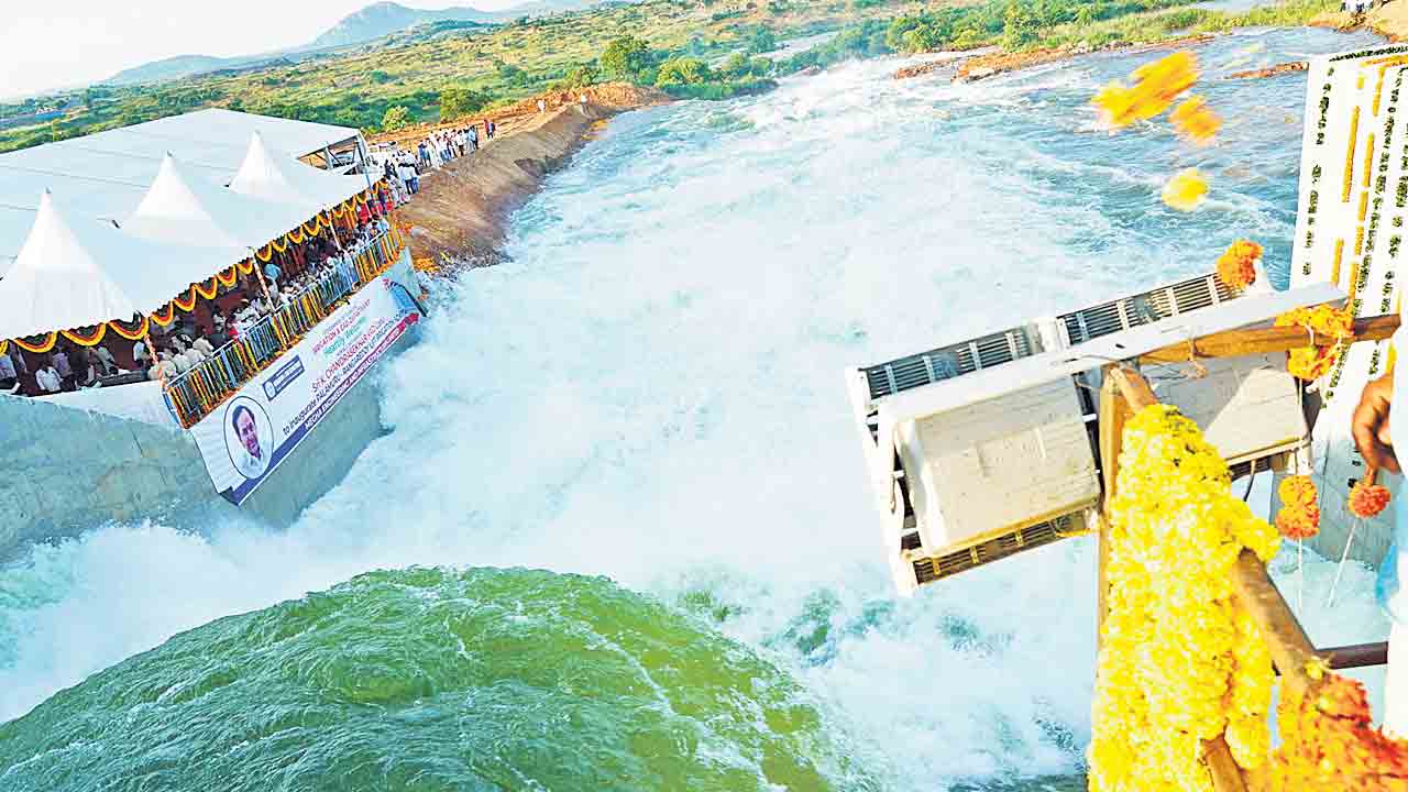 పాలమూరుకు నీళ్లిచ్చిన కేసీఆరే గుర్తుంటరు!