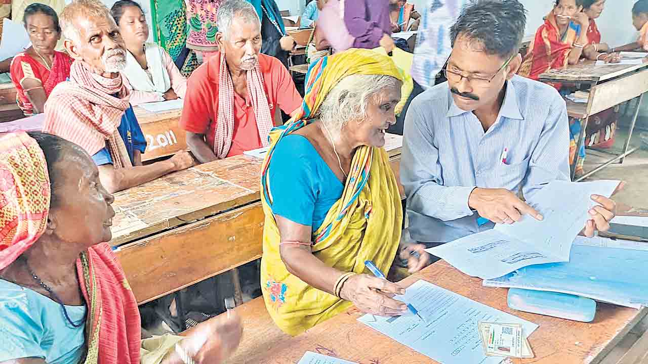 బలపం పట్టి అ..ఆ.. ఇ..ఈ నేర్చుకుంటాం