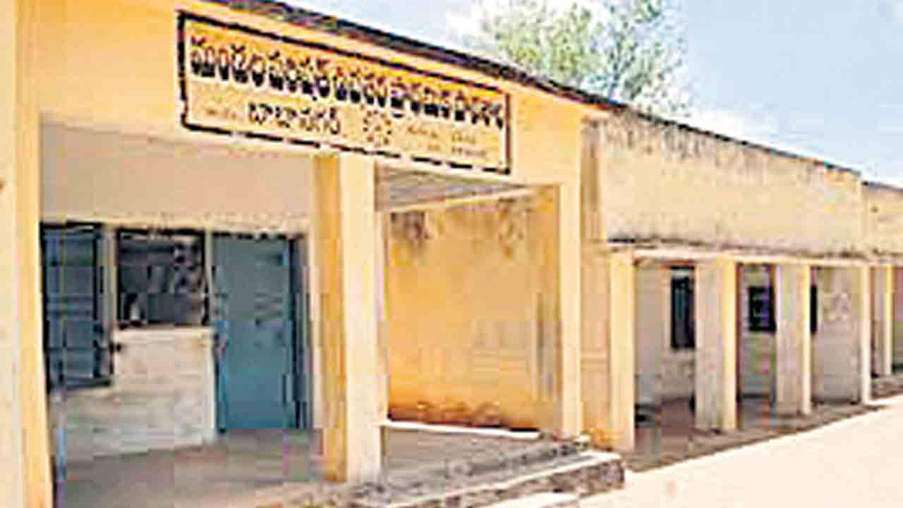 ప్రభుత్వ పాఠశాలల మనుగడకే ముప్పు!