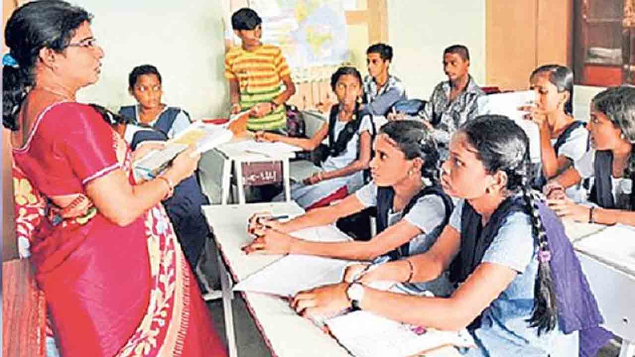 వేతనాల కోసం వొకేషనల్‌ ట్రైనర్స్‌ ఆందోళన