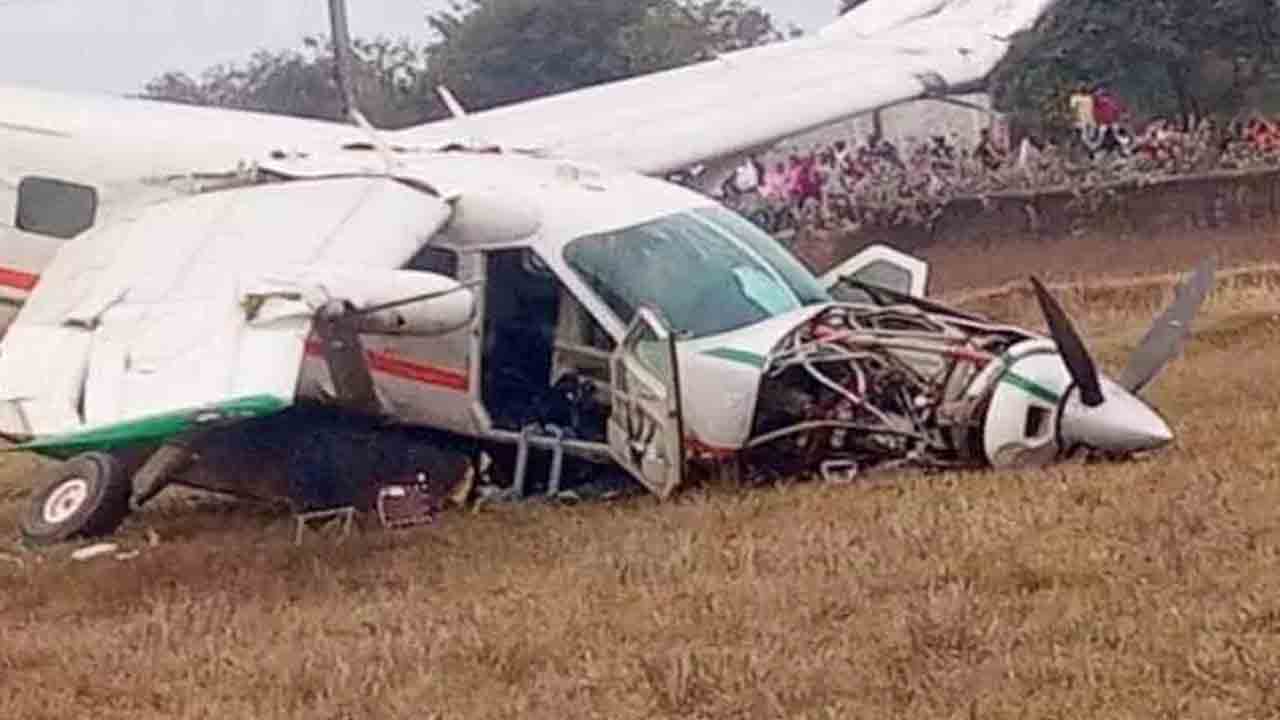 ఒడిశాలో కూలిన చార్టర్డ్‌ విమానం