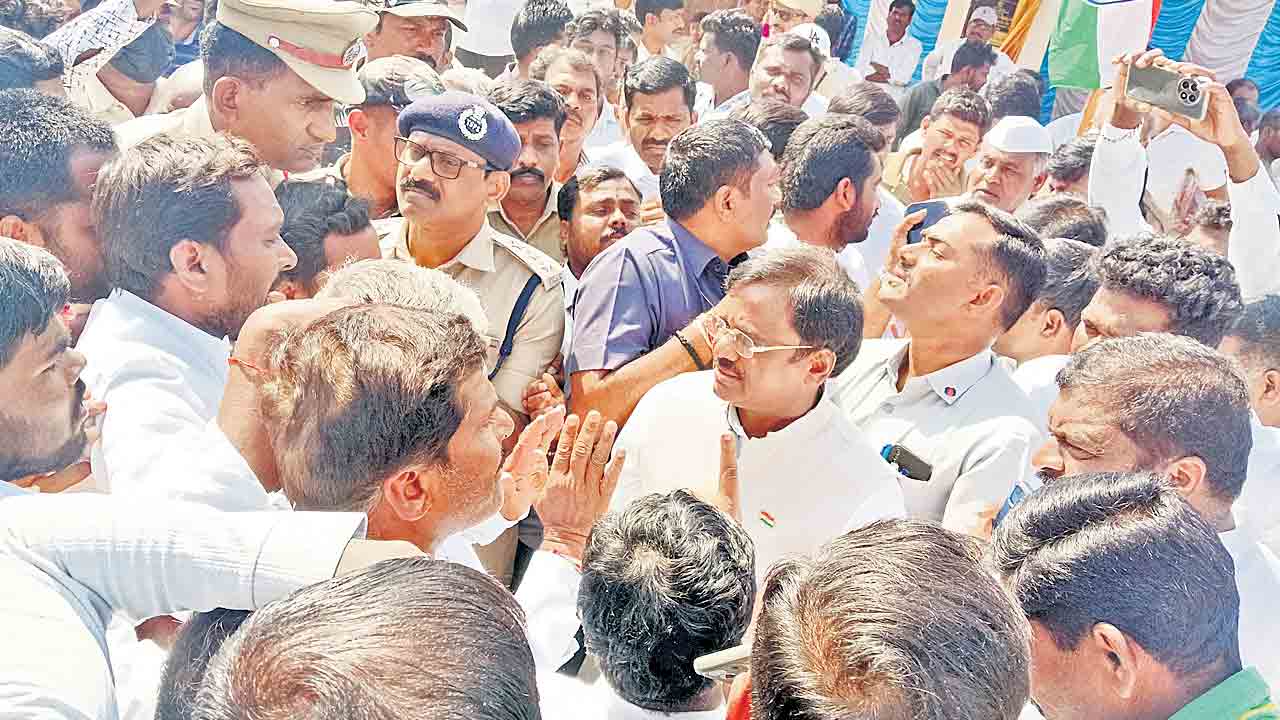 Vivek Venkataswamy | రోడ్డు కావాలంటే ప్రభుత్వాన్ని అడుక్కోండి.. క్యాతనపల్లి వాసులపై మంత్రి వివేక్‌ అసహనం