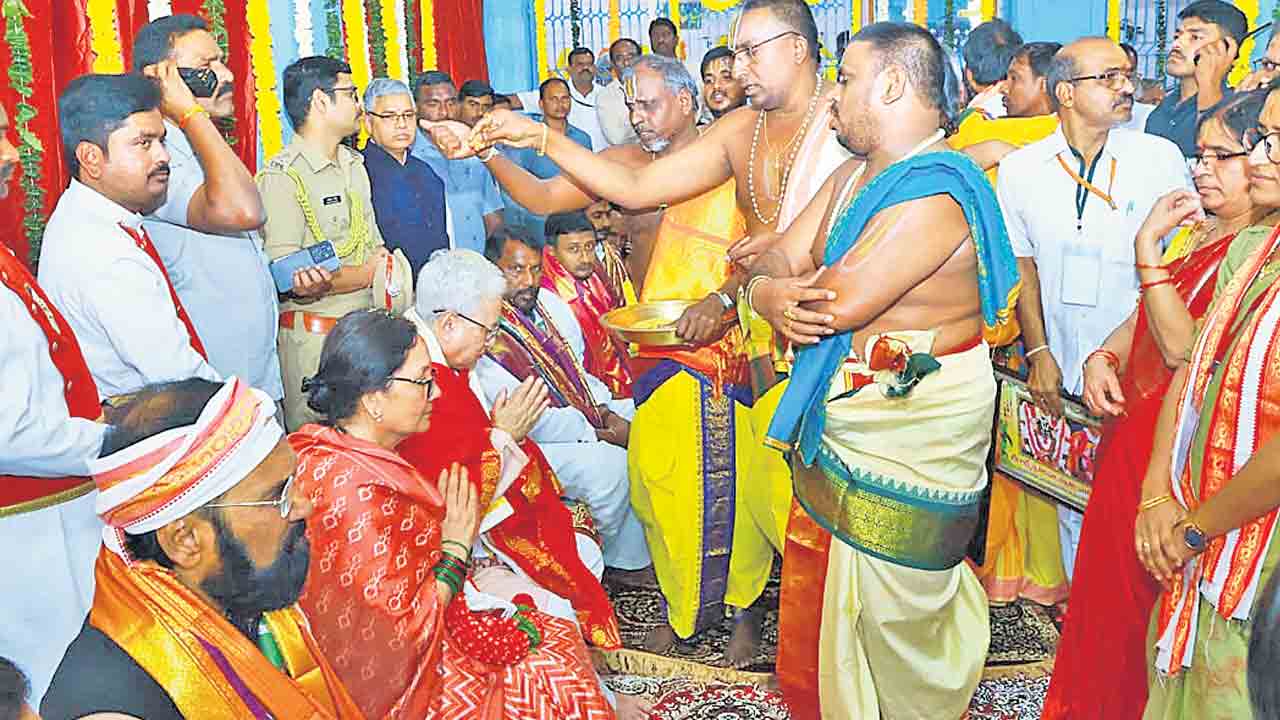లక్ష్మీనరసింహస్వామి సన్నిధిలో గవర్నర్‌