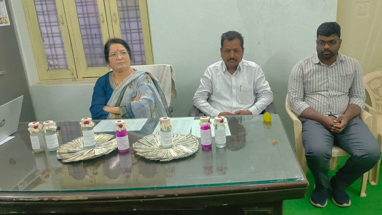 ACB Trap | రూ. లక్ష లంచం తీసుకుంటూ ఏసీబీకి పట్టుబడ్డ నందిగామ మండల అధికారులు