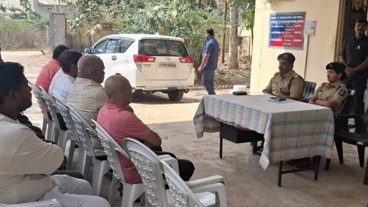 అక్రమ ధాన్యం నిల్వల గుట్టురట్టు