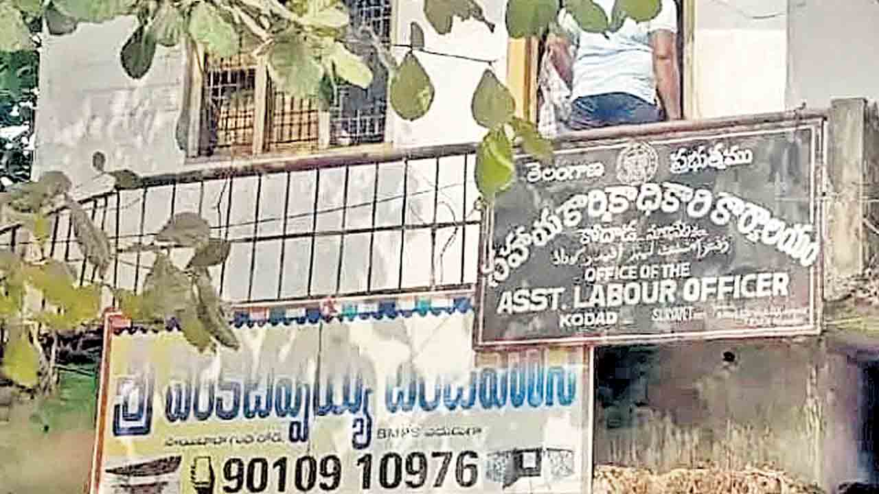 ప్రభుత్వ కార్యాలయాల్లో ఏసీబీ సోదాలు