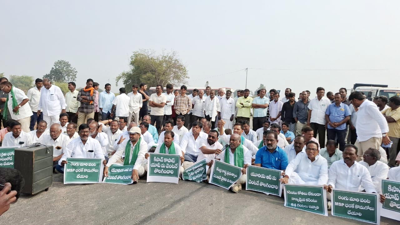 BRS Dharna | బేల రహదారిపై మాజీ మంత్రి జోగు రామన్న ఆధ్వర్యంలో ధర్నా