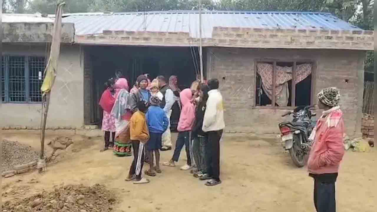 Man Killed in Police Firing | పొరుగువారిపై కత్తితో దాడి.. పోలీస్‌ కాల్పుల్లో వ్యక్తి మృతి