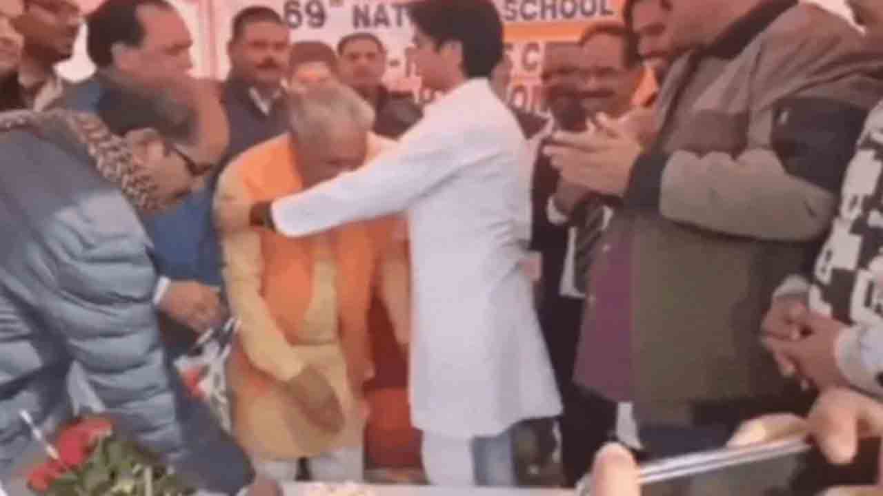 Watch: జ్యోతిరాదిత్య కుమారుడి కాళ్లకు నమస్కరించిన.. బీజేపీ సీనియర్‌ ఎమ్మెల్యే