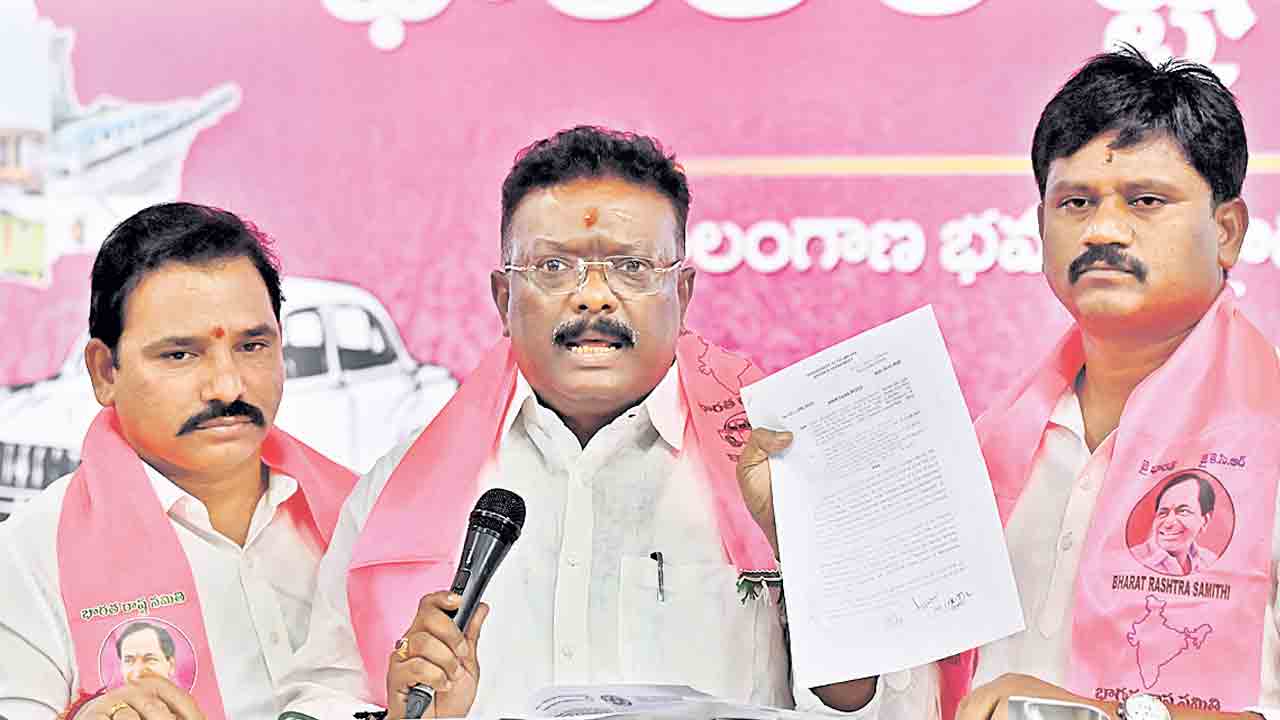 వర్సిటీ భూములను చెరబడ్తరా?