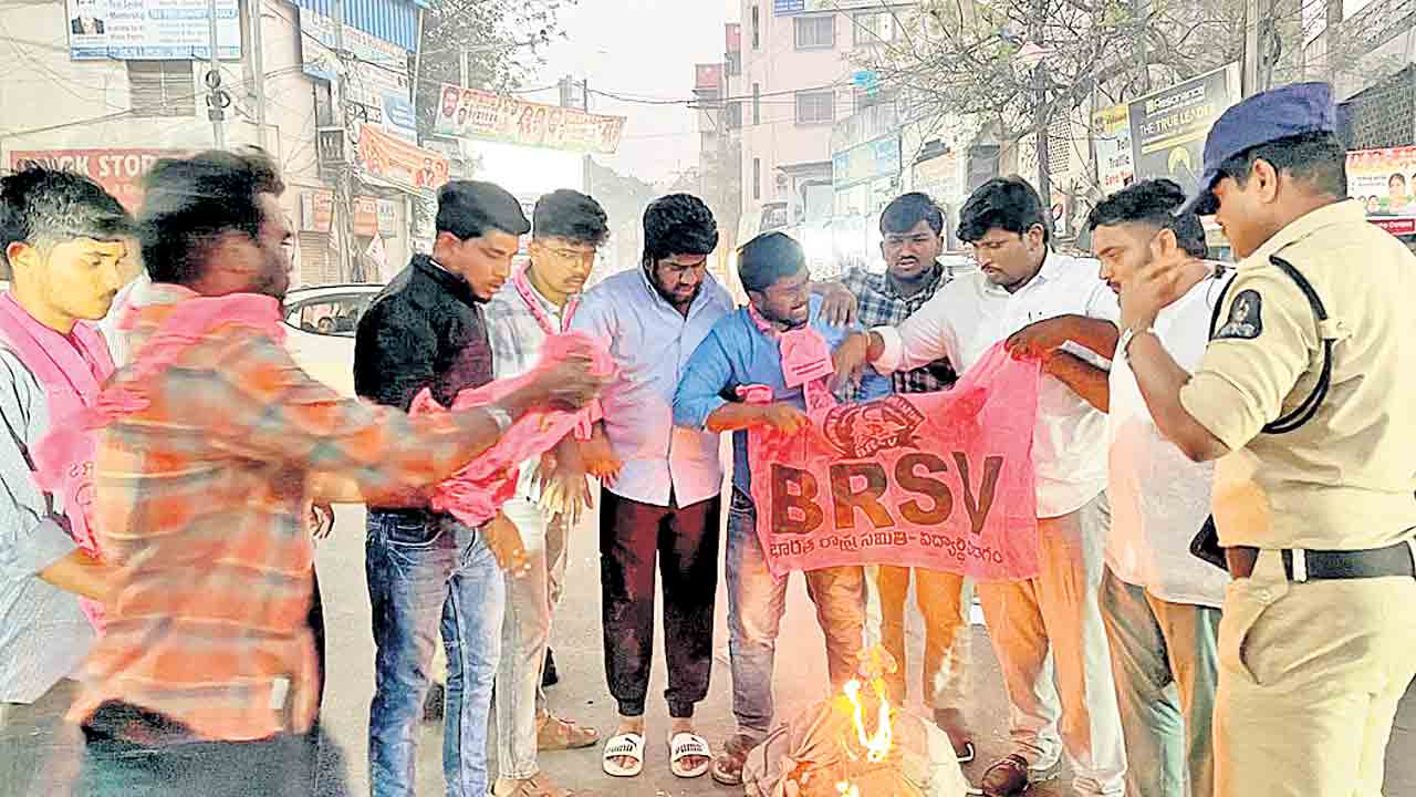 ఏబీఎన్‌ను బహిష్కరించిన బీఆర్‌ఎస్‌.. సమావేశాలకు పిలవొద్దని ఆదేశాలు